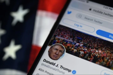 (ARCHIVES) Photo d'arcives prise le 10 août 2020 du compte Twitter du président Donald Trump, suspendu indéfiniment vendredi