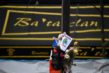 Des fleurs déposées devant le Bataclan à Paris le 18 novembre 2015