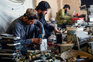 Des ouvriers extraient l'or d'appareils électroniques usagés dans un atelier à Spin Boldak, dans la province de Kandaha, le 24 août 2024 en Afghanistan