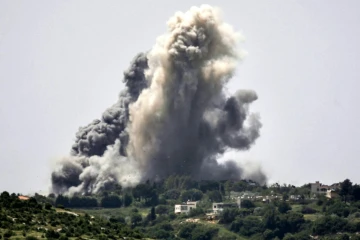 Des panaches de fumée s'élèvent après un bombardement israélien sur le village d'Alma al-Chaab dans le sud du Liban, le 25 avril 2024