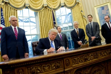 Le président américain Donald Trump (assis) le 23 janvier 2017 à Washington