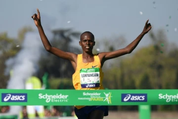 Le Kényan Paul Lonyangata franchit en vainqueur la ligne d'arrivée du Marathon de Paris,  le 9 avril 2017 