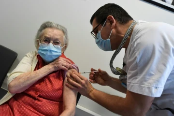 Une résidente d'un Epahd à Loos, dans le Nord, se fait vacciner le 28 décembre 2020