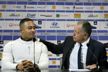 La recrue de l'OL Memphis Depay et le président du club Jean-Michel d'Aulas, le 20 janvier 2017 à Lyon