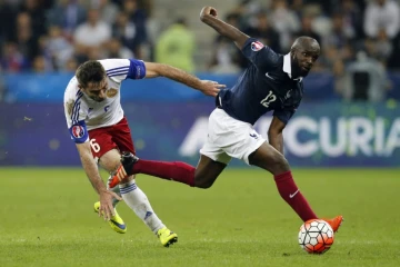 Le milieu de l'équipe de France Lassana Diarra (d) à la lutte avec l'Arménien Karlen Mkrtchyan en amical, le 8 octobre 2015 à Nice