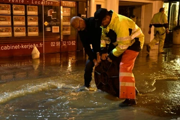 Des agents municipaux à l'oeuvre dans une rue inondée de Morlaix, dans la nuit du 3 au 4 juin 2018