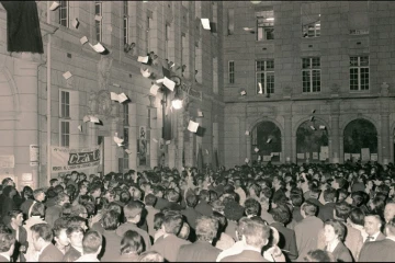 Des étudiants qui occupent la Sorbonne jettent des tracts par les fenêtres de la faculté, le 17 mai 1968, sur des Parisiens venus leur rendre visite