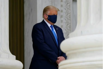 Le président américain Donald Trump se recueille devant le cercueil de la juge progressiste de la Cour suprême Ruth Bader Ginsburg à Washington le 24 septembre 2020