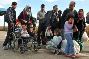 Des migrants en provenance de Croatie franchissent la frontière hongroise par le village de Baranjsko Petrovo Selo, le 4 octobre 2015