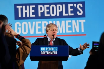 Le Premier ministre britannique Boris Johnson célèbre sa victoire aux élections législatives le 13 décembre 2019 dans le centre de Londres