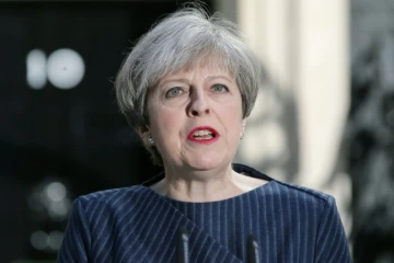 Theresa May s'exprime devant le 10 Downing Street à Londres, le 18 avril 2017