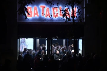 Le public quitte la salle du Bataclan, le 12 novembre 2016 un an après sa réouverture 