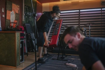 Des membres du groupe  "Dingospo Dali" répètent dans leur studio à Belgrade, le 26 juillet 2020