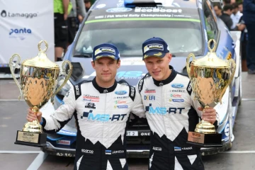 L'Estonien Ott Tänak (d) et son copilote et compatriote Martin Jarveoja posent après leur victoire au rallye d'Allemagne, le 20 août 2017 à Neunkirchen