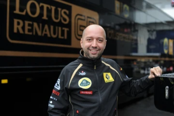 Le Luxembourgeois Gérard Lopez,  alors propriétaire de Lotus Renault pose devant le stand de l'écurie au Nürburgring lors du GP d'Allemagne, le 24 juillet 2011