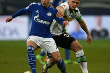 Max Meyer, le 18 mars 2016 face au Suisse de Mönchengladbach Granit Xhaka lors du match de Bundesliga à Gelsenkirchen (ouest de l'Allemagne)