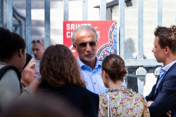 L'islamologue Tariq Ramadan quitte le palais de justice de Paris après une audience, le 30 août 2019