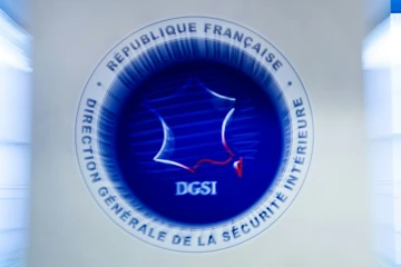 Sept personnes, dont un ancien fonctionnaire de police et une avocate anti-vaccin, ont été interpellées et placées en garde à vue à la DGSI à Paris dans un dossier terroriste comptant déjà quatorze mis en cause, dont le complotiste Rémy Daillet