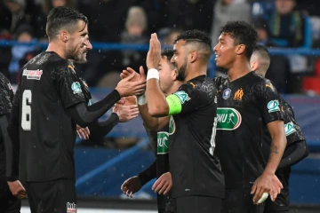 Dimitri Payet (c) célebre son but, le troisième de Marseille contre Granville, avec ses partenaires à Caen en 16es de finale de la Coupe de France le 17 janvier 2020