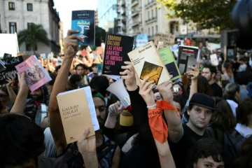 Des manifestants brandissent des livres lors d'une marche de protestation contre l'ajustement budgétaire des universités publiques à Buenos Aires le 23 avril 2024