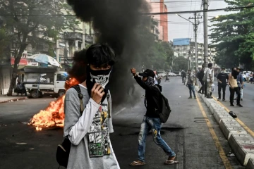 De jeunes protestataires dans les rues de Rangoun le 30 mars 2021