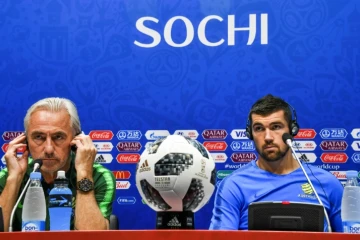 Le sélectionneur de l'Australie Bert van Marwijk (g) et le gardien Mathew Ryan e conférence de presse à Sotchi le 25 juin lors du Mondial 2018 en Russie