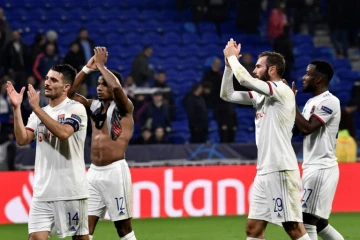 Les joueurs de l'OL remercie les supporters à la fin du match victorieux contre Benfica en C1, le 5 novembre 2019 à Décines-Charpieu