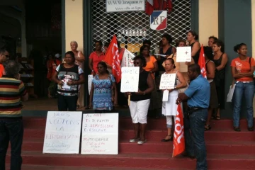 Mardi 3 mai 2011: Manifestation des agents spécialisés des écoles maternelles devant la mairie de Bras-Panon (photo: Mounice Najafaly)
