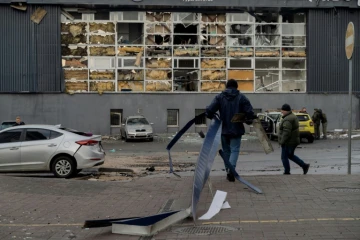 Des habitants dégagent des débris après une frappe à Kiev, le 18 janvier 2025
