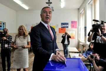 Milo Djukanovic, candidat à l'élection présidentielle du Parti des démocrates socialistes au pouvoir au Monténégro, vote à Podgorica le 15 avril 2018



