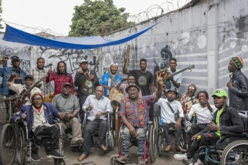 Le Staff Benda Bilili réuni pour une répétition à N'Djili, à Kinshasa le 11 août 2021