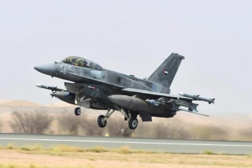 Photo prise le 1er avril 2015 et transmise le 4 avril 2015 par l'agence WAM des Emirats arabes unis, montre un chasseur de la coalition  dirigée par l'Arabie saoudite décollant avant une opération contre des bases présumées de rebelles Houthis au Yémen