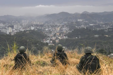 Des soldats brésiliens prennent position à Niteroi, une banlieue de Rio de Janeiro, le 16 août 2017
