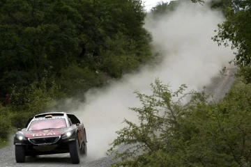 La Peugeot de Stéphane Peterhansel lors de la 3e étape du Dakar, le 5 janvier 2016 entre Rio Hondo et Jujuy