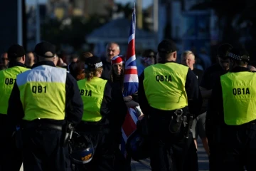 La police face aux manifestants du "Trop c'est trop" à Weymouth, au Royaume-Uni, le 4 août 2024