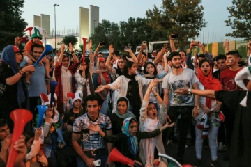 Des supporters iraniens se rassemblent devant le stade Azadi à Téhéran avant la diffusion du match Iran-Espagne dans le cadre du Mondial de football en Russie, le 20 juin 2018