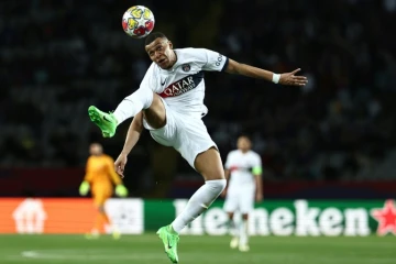Kylian Mbappé sous le maillot du PSG contre le  FC Barcelone au stade olympique de Montjuic, le 16 avril 2024 