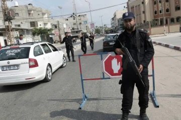 Un membre des forces de sécurité palestiniennes à un point de contrôle du Hamas dans la bande de Gaza, le 17 août 2017