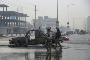 Des membres des forces de sécurité afghane sur le site d'un attentat à la voiture piégée, le 20 décembre 2020 à Kaboul