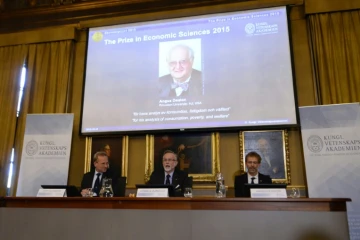 Le comité Nobel annonce le 12 octobre 2015 la remise du prix Nobel d'économie au britannique Angus Deaton à Stockholm 