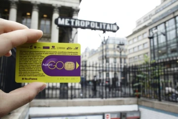 Un pass Navigo présenté à l'entrée d'une station de métro le 10 décembre 2014 à Paris