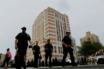 Des policiers devant le Lebanon Hospital à New York le 30 juin 2017, où un homme a ouvert le feu