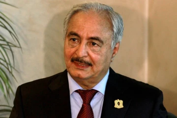 Les forces du maréchal Khalifa Haftar, ici le 24 août 2015, liées aux autorités non reconnues basées dans l'est du pays, se sont emparées entre dimanche et lundi des quatre terminaux de la région du Croissant pétrolier.