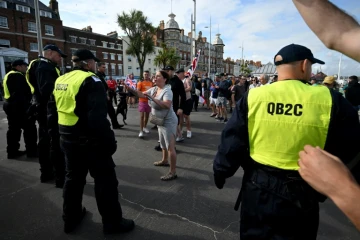 Manifestation "Trop c'est trop" à l'appel de l'extrême droite à Weymouth, au Royaume-Uni, le 4 août 2024
