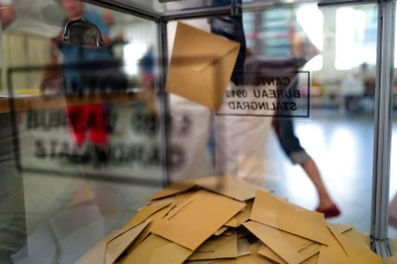 Dans un bureau de vote à Nice, le 9 juin 2024 pendant les élections européennes