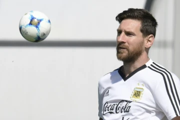 L'attaquant argentin Lionel Messi s'entraîne avec un petit ballon à Bronnitsy le 25 juin 2018 lors du Mondial
