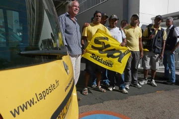 Jeudi 9 juin 2011: Grève des postiers au centre de distribution de courrier de Saint-Denis (photo: Mounice Najafaly)