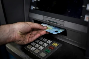 ces pirates étaient capables de commander à distance des distributeurs automatiques de billets, qu'ils programmaient pour distribuer de l'argent à un moment précis
