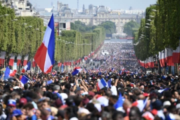 Des centaines de milliers de supporters attendent les Bleus champions du monde sur les Champs-Elysées à Paris le 16 juillet 2018