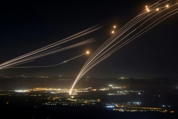 Roquettes tirées depuis le sud du Liban interceptées par les défenses israéliennes en Haute-Galilée, dans le nord d'Israël, le 4 août 2024